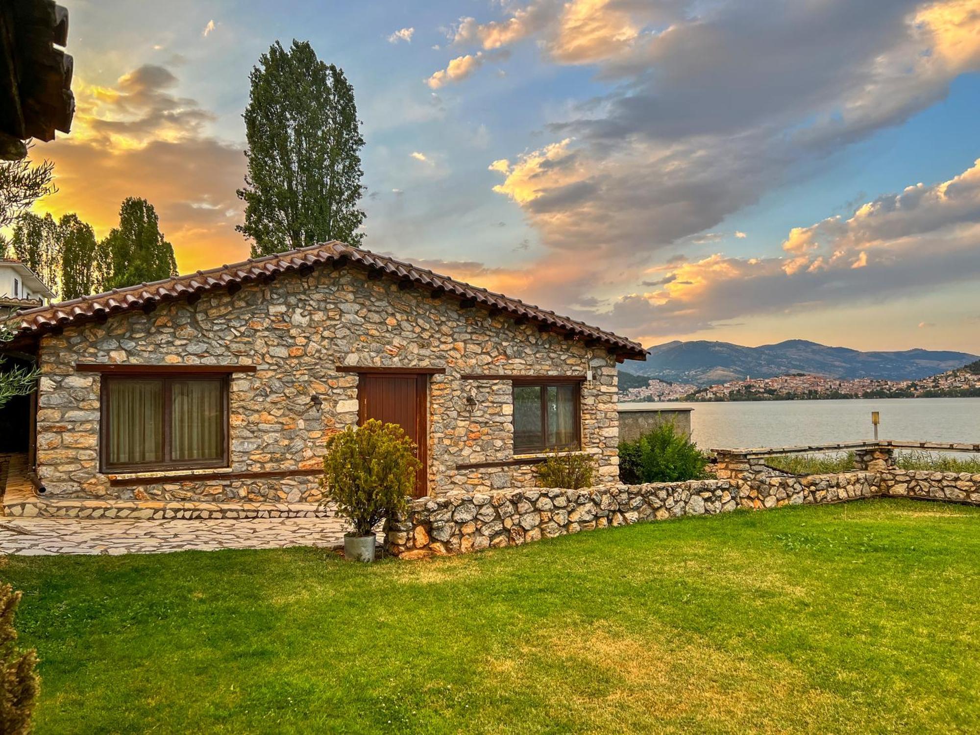 The Little Stone House By The Lake Касторія Екстер'єр фото